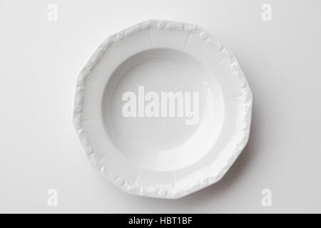 schönen leeren Teller isoliert auf weißem Hintergrund Stockfoto