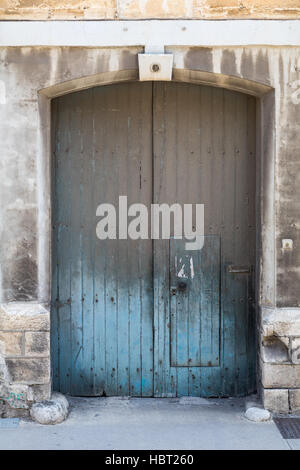 Schmutzige alte blaue Doppeltür Valletta, Malta Stockfoto