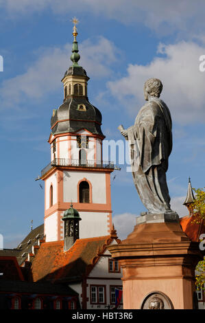 Erbach im Odenwald: Turm der lutherischen Pfarrkirche und Graf-Franz-Denkmal auf dem Marktplatz, Hessen, Deutschland Stockfoto