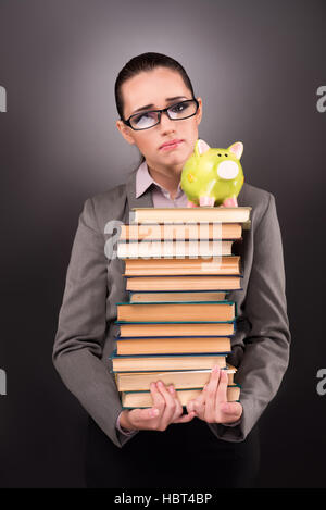 Junge Studentin mit Buch im Bildungskonzept Stockfoto