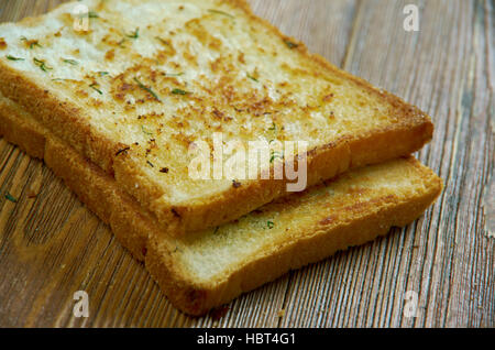 Texas Toast Toast selbst wird hergestellt, indem man Butter oder Margarine auf beiden Seiten Stockfoto