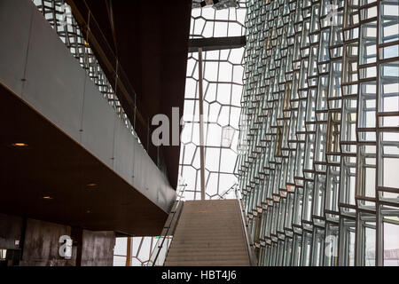 Die Innenarchitektur der Harpa, Konzerthaus und Konferenzzentrum am Ufer im Computerschach, Island, Europa. Stockfoto