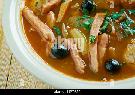 Seljanka Eine Dicke Sauer Und Russische Suppe Zutat Zu Fleisch Fisch Oder Pilzen Enthalt Alle Von Ihnen Eingelegte Cuc Stockfotografie Alamy