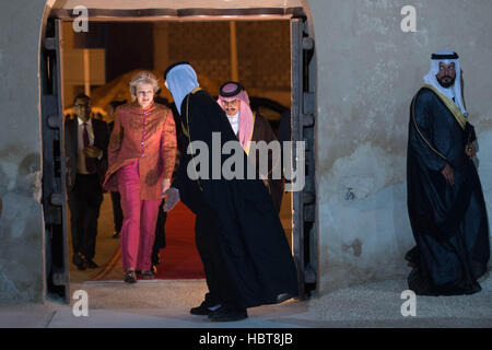 Premierminister Theresa May kommt in Riffa Fort in Manama in Bahrain besucht eine junge Führungskräfte-Rezeption bei ihrem dreitägigen Besuch in der Golf-Kooperationsrat-Gipfel teilnehmen. Stockfoto