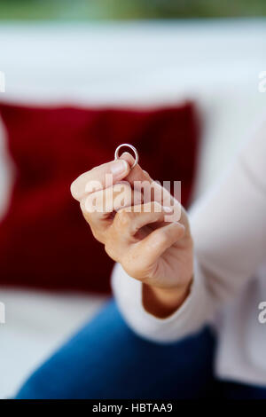 Frau hält ihren ring Stockfoto