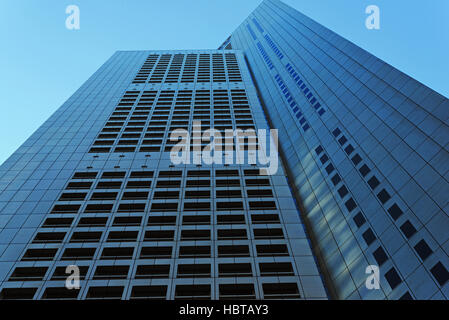 Zwei Wolkenkratzer im Businesscenter auf Benham Straße in Singapur, Ansicht von unten auf. Editorial. Horizontale Ansicht. Stockfoto