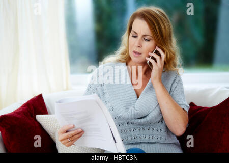 Frau am Telefon, Berater Stockfoto