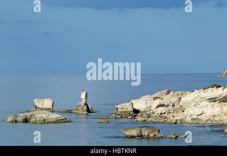 Ein Mann auf den Felsen am Meer Höhlen in der Nähe von Peyia im Bezirk Paphos. Stockfoto