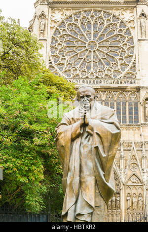 Statue von Papst Johannes Paul II. vor der Kathedrale Notre-Dame Stockfoto