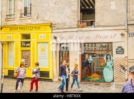 Straßenszene vor Finkelsztain Deli und la rose du Wüste Ehe Shop, Marais-Viertel Stockfoto