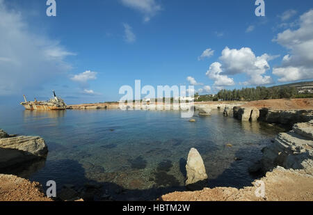 Verlassene Frachtschiff Edro 3 liegt auf Felsen vor der Küste in der Nähe von Seacaves, Coral Bay, Paphos, Zypern geerdet. Stockfoto