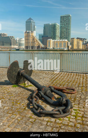 Rotherhithe London Docklands. Mit Canary Wharf Tower. mit alten Anker im Vordergrund Stockfoto