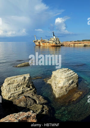 Verlassene Frachtschiff Edro 3 liegt auf Felsen vor der Küste in der Nähe von Seacaves, Coral Bay, Paphos, Zypern geerdet. Stockfoto