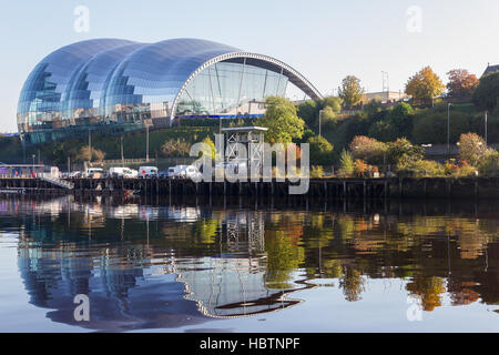 Newcastle, England - 25. Oktober 2016: Sage Gateshead Concert Hall in Newcastle Gateshead Kai. Es befindet sich am südlichen Ufer des River Tyne. Stockfoto