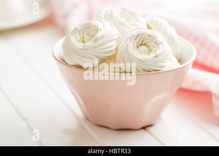 Süße weiße Baiser in Schüssel geben. Stockfoto