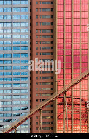 Geometrische Muster auf den Aufbau der Fassade mit Himmel und Wolken Reflexionen in Las Vegas erschossen Stockfoto