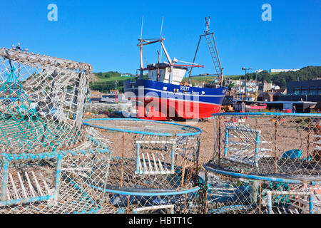 Bunte Trawler hochgezogen auf Hastings Stade Fischerstrand, East Sussex, England, UK, GB Stockfoto