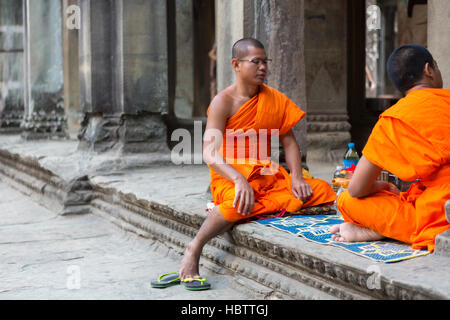 Kambodschanischen Mönchen sitzt auf der Treppe am Tempel von Angkor Wat, Kambodscha Stockfoto