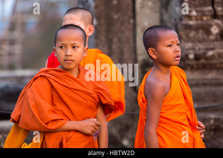 Kambodschanischen Mönch Kinder in Angkor mit orange traditionelle Kleidung Stockfoto