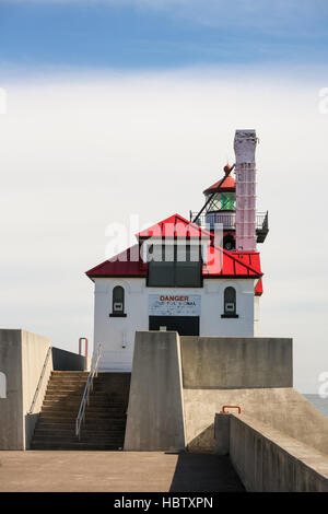 Die Duluth South Breakwater äußere Licht ist ein Leuchtturm am Ende der South breakwater der Duluth Ship Canal, Minnesota, USA. Stockfoto