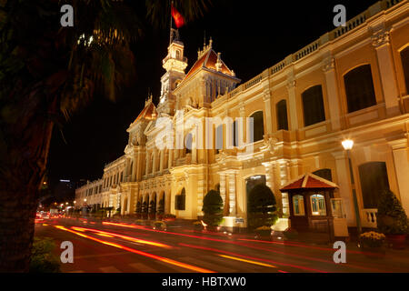 Historische Personen Ausschuss Gebäude (ehemaliges Hotel de Ville de Saigon) in der Nacht, Ho-Chi-Minh-Stadt (Saigon), Vietnam Stockfoto