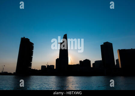 Sonnenuntergang in Saigon mit Bitexco Turm Silhouette, Vietnam Stockfoto