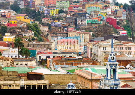 Die Altstadt von Valparaiso, Chile und lächelt nach unten das Hafengebiet Stockfoto