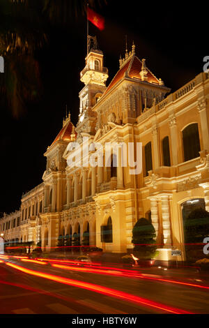 Historische Personen Ausschuss Gebäude (ehemaliges Hotel de Ville de Saigon) in der Nacht, Ho-Chi-Minh-Stadt (Saigon), Vietnam Stockfoto