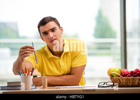 Der junge Mann zeichnen von Bildern im studio Stockfoto