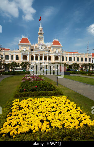 Blumen und historischen Personen Ausschuss Gebäude (ehemaliges Hotel de Ville de Saigon), Ho-Chi-Minh-Stadt (Saigon), Vietnam Stockfoto