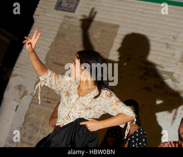 Flamenco-Tänzerin Clara Fuentes Durchführung in einer Straße von Granada, Spanien Stockfoto