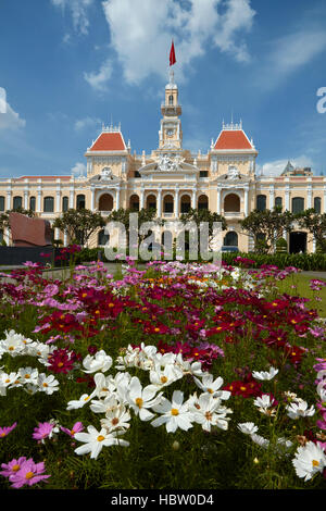 Blumen und historischen Personen Ausschuss Gebäude (ehemaliges Hotel de Ville de Saigon), Ho-Chi-Minh-Stadt (Saigon), Vietnam Stockfoto