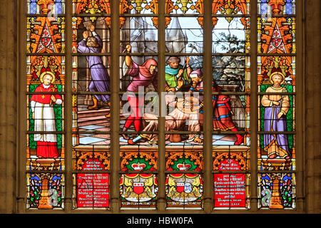 Glasfenster mit Ursel Familie Wappen an der Kathedrale von St. Michael und St. Gudula in Brüssel, Belgien Stockfoto