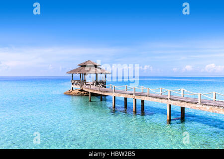 Schönen Steg mit Hütte in tropischen türkis unberührte klares Wasser, Strand Reiseziel Hintergrund Stockfoto