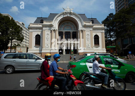 Verkehr und historischen städtischen Theater von Ho Chi Minh (aka Saigon Opera House), Ho-Chi-Minh-Stadt (Saigon), Vietnam Stockfoto