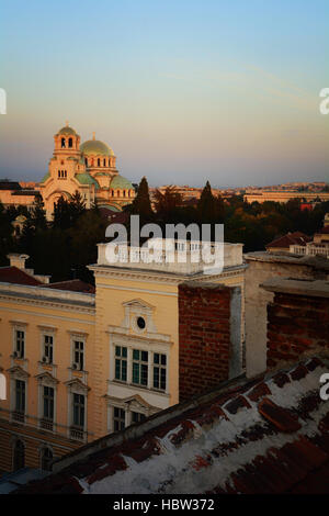 Blick von der Dachterrasse des The Central Military Club und Alexander-Newski-Kathedrale in Sofia, Bulgarien Stockfoto