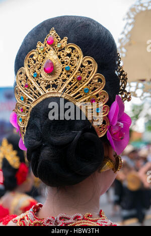 Frau tanzt während der Zeremonie der Nyepi in Bali, Indonesien Stockfoto