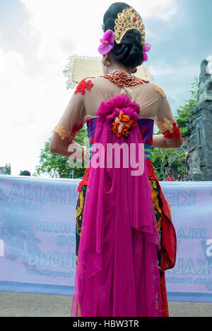 Frau mit Tracht während der Zeremonie der Nyepi. Bali, Indonesien Stockfoto