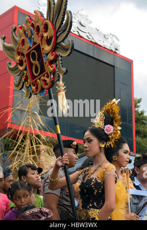 Frau, die Anzeige der Dorf-Nummer während der Zeremonie der Nyepi. Bali Stockfoto