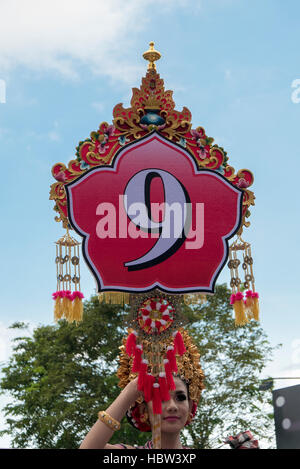 Frau, die Anzeige der Dorf-Nummer während der Zeremonie der Nyepi. Bali Stockfoto