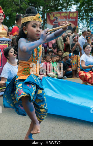 Balinesische junge Flötenspiel während traditionelle Nyepi Zeremonie auf Bali Stockfoto