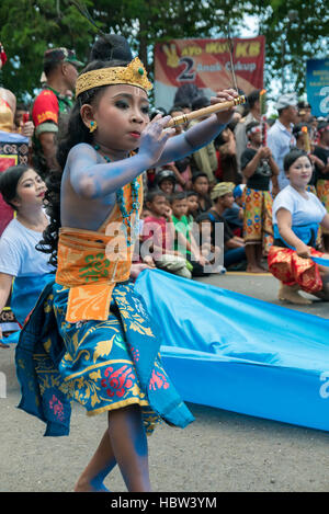 Balinesische junge Flötenspiel während traditionelle Nyepi Zeremonie auf Bali Stockfoto