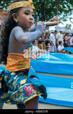 Balinesische junge Flötenspiel während traditionelle Nyepi Zeremonie auf Bali Stockfoto