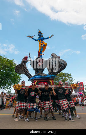 Gruppe von Männern, die mit traditionellen Skulptur. Nyepi Zeremonie auf Bali Stockfoto