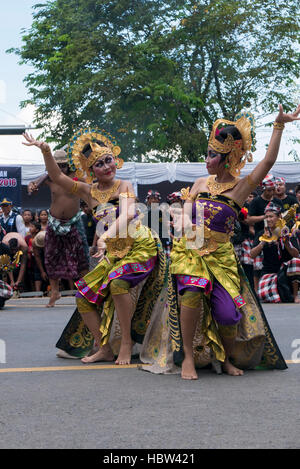 Frau tanzt während der Zeremonie der Nyepi in Bali, Indonesien Stockfoto