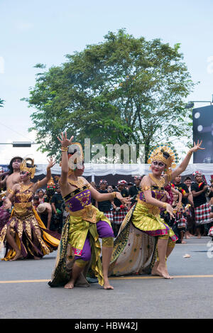 Frau tanzt während der Zeremonie der Nyepi in Bali, Indonesien Stockfoto