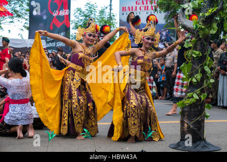 Frau tanzt während der Zeremonie der Nyepi in Bali, Indonesien Stockfoto