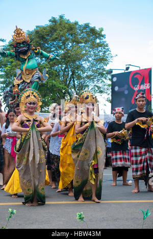 Frau tanzt während der Zeremonie der Nyepi in Bali, Indonesien Stockfoto