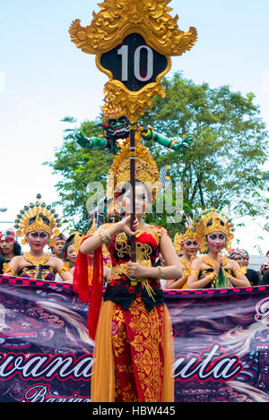 Frau, die Anzeige der Dorf-Nummer während der Zeremonie der Nyepi. Bali Stockfoto