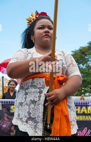 Frau, die Anzeige der Dorf-Nummer während der Zeremonie der Nyepi. Bali Stockfoto